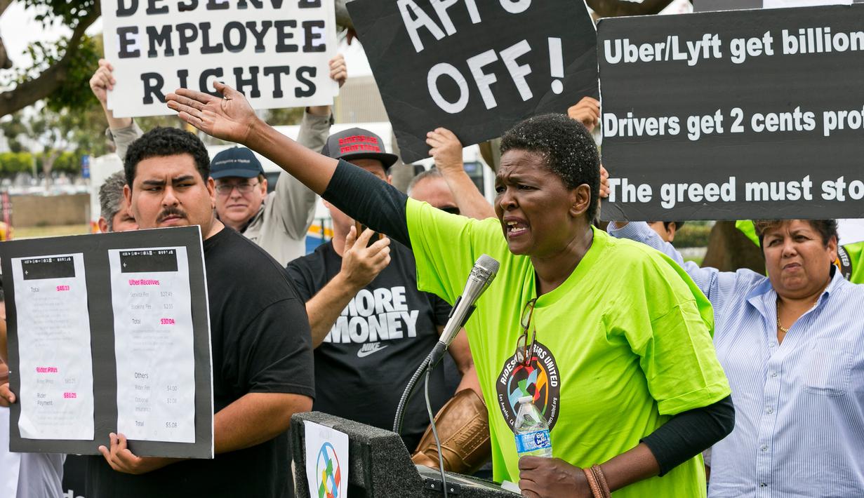 Sopir taksi online Uber berorasi saat menggelar protes di sebuah taman dekat Bandara Internasional Los Angeles, AS, Rabu (8/5/2019). Aksi protes dengan mogok kerja ini dilakukan di 10 kota di AS dan sejumlah kota besar di Eropa. (AP Photo/Damian Dovarganes)