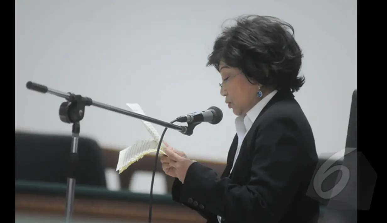 Winny Erwinda saat membacakan pembelaannya (Pledoi) di Pengadilan Tipikor, Jakarta, Kamis (12/2/2015). Dalam Pembacaan pembelaannya Winny merasa tidak pernah melakukan korupsi dalam pembelian pesawat ATR. (Liputan6.com/Herman Zakharia)