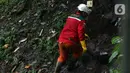 Tim SAR berusaha mencari sisa korban tanah longsor akibat gempa Cianjur di kawasan Cugenang, Kabupaten Cianjur Jawa Barat, Jumat (25/11/2022). Upaya pencarian korban terpaksa dihentikan sementara akibat hujan. (Liputan6.com/Helmi Fithriansyah)