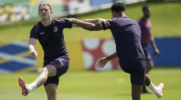 Gelandang Inggris Conor Gallagher (kiri) mengikuti sesi Latihan menjelang semifinal Euro 2024 di Blankenhain, Jerman, Selasa (9/7/2024). (AP Photo/Thanassis Stavrakis)