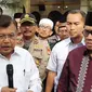 Ketum DMI Jusuf Kalla (JK) usai meninjau penyemprotan disinfektan di Masjid Al-Munawwar Pasar Minggu, Jakarta Selatan, Jumat (13/3/2020). (Liputan6.com/Ady Anugrahadi)