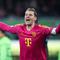 Kiper Timnas Jerman berusia 37 tahun yang kini tengah menjalani musim ke-13 bersama Bayern Munchen, Manuel Neuer saat ini menjadi kiper dengan gaji tertinggi di dunia. Bayern Munchen memberinya bayaran sebesar 353,5 ribu pounds atau setara Rp6,9 miliar per pekan. Eks Schalke tersebut masih terikat kontrak bersama Bayern Munchen hingga akhir musim 2024/2025. (AFP/Ronny Hartmann)