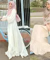 Lihat di sini gaya elegan Larissa Chou dengan hijab syari'i berwarna pastel.