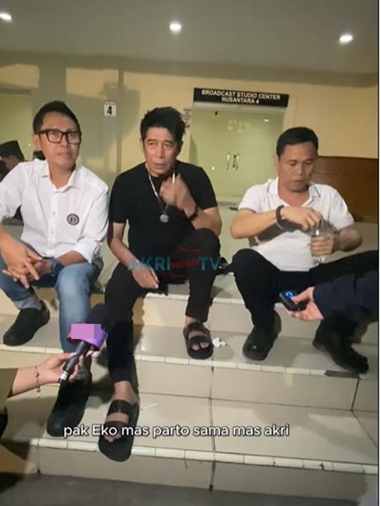 Meski sempat vakum melawak dengan formasi bertiga, grup lawak yang berdiri tanggal 10 Oktober 1994 ini tampak selalu kompak. Kini, ketiganya sudah mulai tampil bersama lagi untuk mengisi sebuah acara komedi. Karena itu, kedua sahabat berharap Parto segera sehat dan dapat beraktivitas kembali. (Liputan6.com/IG/@akripatriotv)