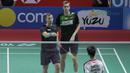 Mads Conrad melakukan protes kepada Kevin Sanjaya pada perempat final Indonesia Open 2018 di Istora Senayan, Jakarta, (6/6/2018). Kevin/Marcus menang 20-22, 22-20, 21-18. (Bola.com/Nick Hanoatubun)