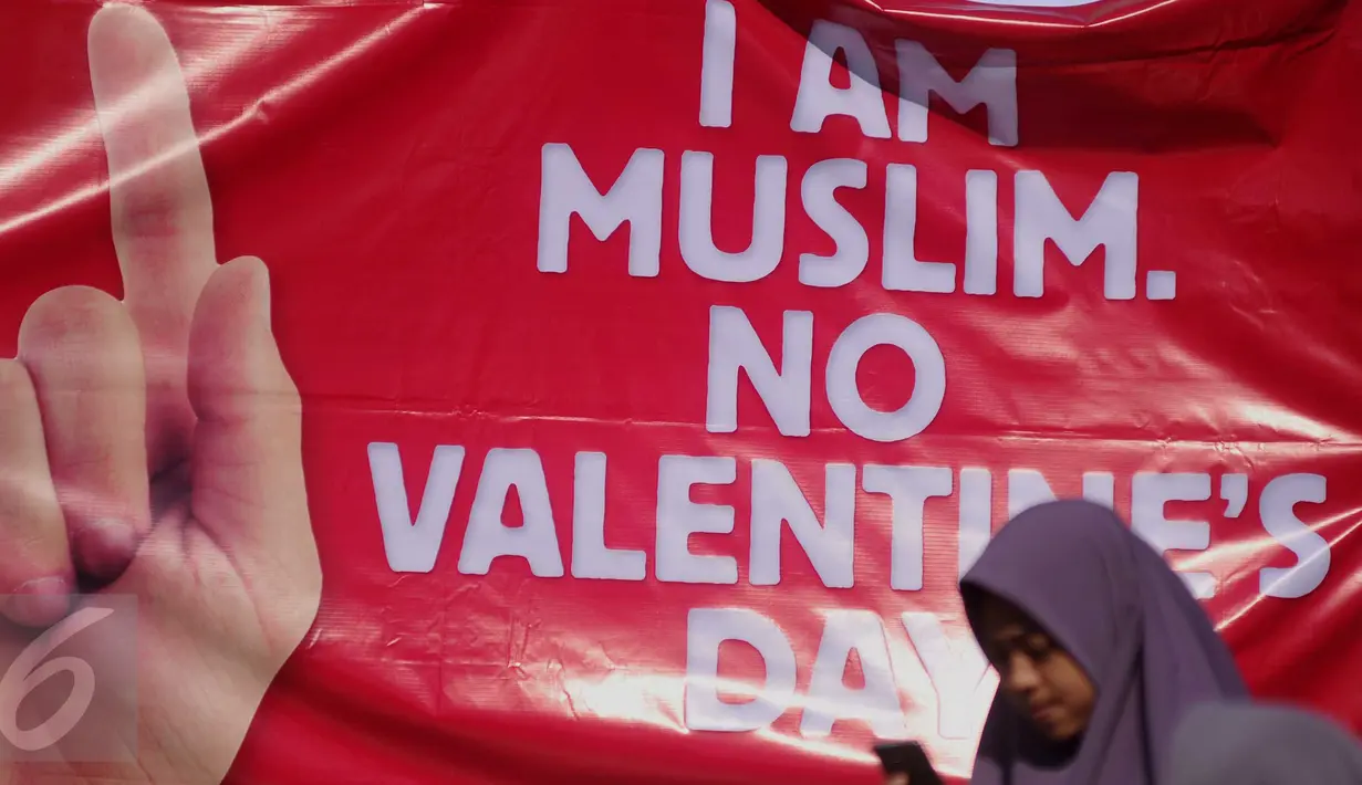 Aksi menolak Valentine Day di Kawasan Bundaran HI, Jakarta, Minggu (14/2/2016). Mereka menilai perayaan Valentine Day kerap menjurus pada perilaku seks bebas dan merusak moral. (Liputan6.com/Gempur M Surya)