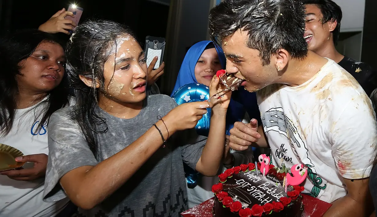 Di sisi lain, terlihat momen romantis yang terjadi antara Syifa dan Rizky Nazar, yakni ketika Syifa memberikan suapan pertama kue ulang tahunnya. Dua remaja ini memang seringkali disebut memiliki hubungan spesial. (Bambang E.Ros/Bintang.com)