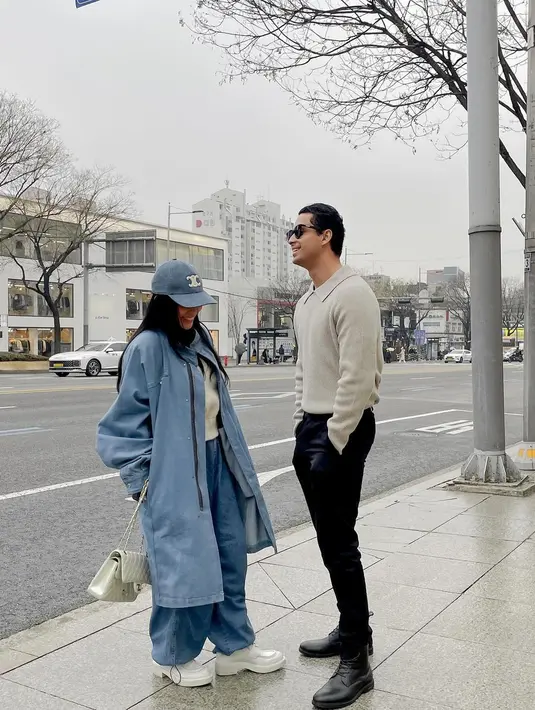 Rachel pun memadukan knit topnya dengan outer dan loose pants denim. Sedangkan Salim memasangkan knit sweaternya dengan long pants hitam. [@rachelvennya]