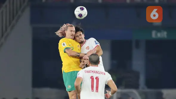 <p>Pemain Timnas Indonesia, Nathan Tjoe-A-On, duel udara dengan pemain pemain Australia, Jackson Irvine, pada laga kedua Grup C Kualifikasi Piala Dunia 2026 Zona Asia di Stadion Utama Gelora Bung Karno (SUGBK), Jakarta Pusat, pada Selasa (10/9/2024). (Bola.com/Abdul Aziz)</p>
