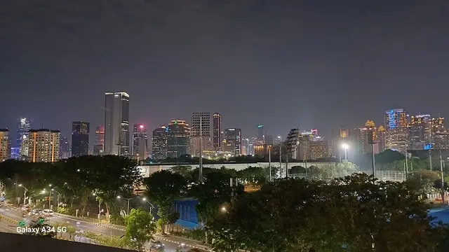 Kerlap-Kerlip Lampu Perkotaan Jakarta melalui Galaxy A34 5G