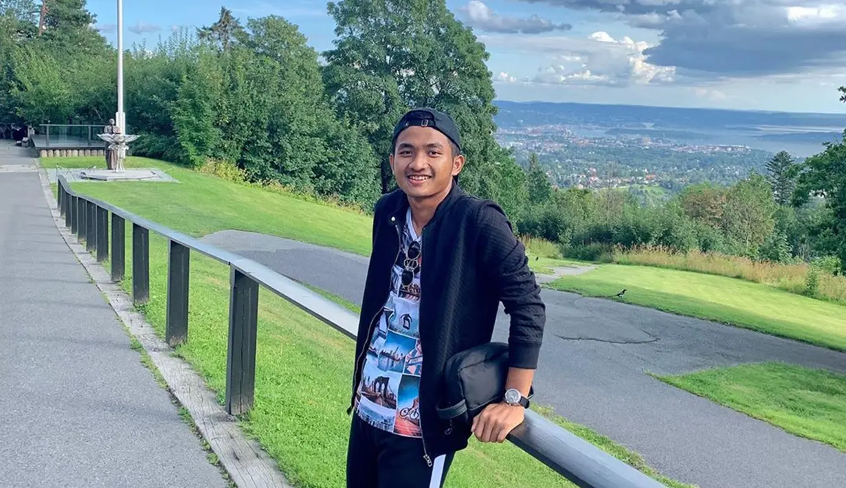 Gelandang milik Persebaya Surabaya ini nyatanya tampil keren saat berada di luar lapanngan. Gayanya yang simpel, tetap membuat eks Persela Lamongan ini terlihat sangat karismatik. (Liputan6.com/IG/@8hambali)