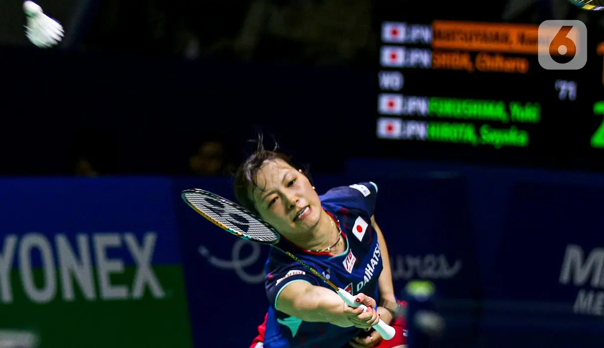 Pebulu tangkis ganda putri Jepang Yuki Fukusima saat melawan pebulu tangkis ganda putri Jepang Nami Matsuyama/Chiharu Shida pada pertandingan final East Ventures Indonesia Open 2022 di Istora Senayan, Jakarta, Minggu (19/6/2022). Nami Matsuyama/Chiharu Shida menjuarai East Ventures Indonesia Open 2022 usai mengalahkan Yuki Fukusima/Sayaka Hirota dengan skor 18-21, 21-14, dan 21-17. (Liputan6.com/Faizal Fanani)