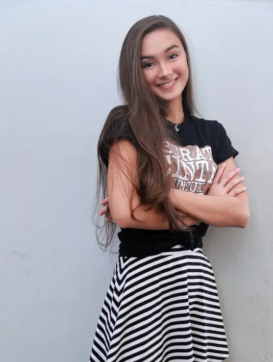 "Aku takut sama Mama Mer, oh my God. Dia kan sudah senior banget, ya. Mana aku ada scene berdua doang lagi. Aku takut, takut salah terus dia marah," tuturnya saat bertandang ke kantor Liputan6.com di Senayan, beberapa waktu lalu.(Adrian Putra/Bintang.com)