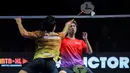 Pebulu tangkis Indonesia, Anthony Ginting (kiri) dari tim Hurricanes mengembalikan kok ke arah pebulu tangkis Jepang, Kodai Naraoka dari tim Rockets dalam laga tunggal putra Badminton XL 2025 di Istora Senayan, Jakarta, Minggu (05/10/2025). (Bola.com/Bagaskara Lazuardi)
