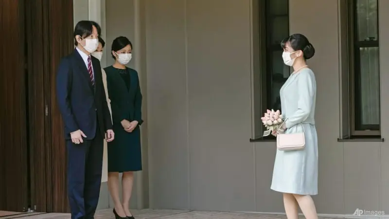 Putri Mako Jepang (kanan) berbincang dengan orang tuanya Putra Mahkota Akishino, Putri Mahkota Kiko dan adiknya Putri Kako sebelum meninggalkan rumahnya di Akasaka Estate di Tokyo, pada 26 Oktober 2021. (Foto: Koki Sengoku/Kyodo News via AP)