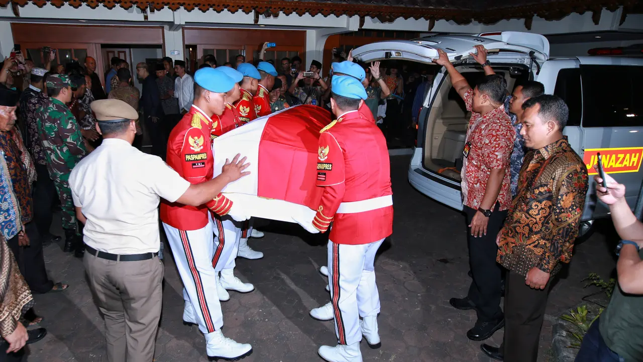 [Fimela] Suasana Rumah Duka BJ Habibie Malam Hari