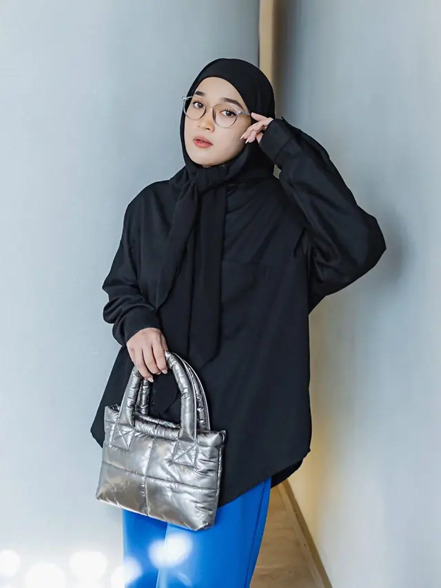 Tampil Stylish, Ini Potret Ririe Fairus Makin Gaya dengan Kacamata