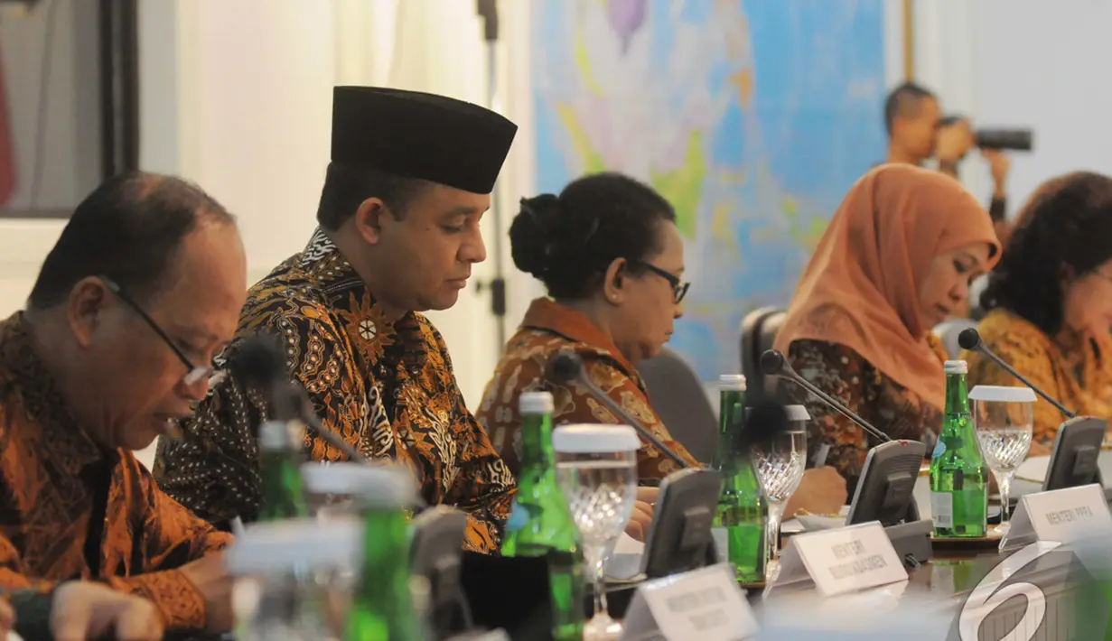 Menteri Kebudayaan, Pendidikan Dasar dan Menengah Anies Baswedan (kedua kiri) mengikuti Sidang Kabinet Kerja di Kantor Presiden, Jakarta, Senin (27/10/2014). (Liputan6.com/Herman Zakharia)