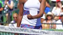 Unggulan delapan Venus Williams bereaksi setelah mendapat poin saat melawan petenis Belanda, Kiki Bertens pada hari ketujuh Miami Terbuka di Crandon Park, Minggu (25/3). Venus susah payah lolos ke babak 16 besar lewat skor 5-7, 6-3, 7-5. (AP/Lynne Sladky)