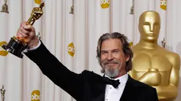 Aktor Jeff Bridges memenangkan kategori aktor terbaik pada ajang penghargaan Oscar ke-82 setelah perannya sebagai pemusik Country yang hidup menderita dalam film Crazy Heart. (AP Photo/Matt Sayles)