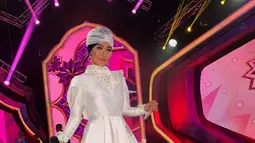 Inul Daratista saat berada di panggung. Inul tampil sangat modis dengan balutan busana putih dilengkapi dengan turban berwarna putih juga. Dengan memakai turban hijab warna putih, pesona Inul sangat terpancarkan (Instagram.com/Inul.d)