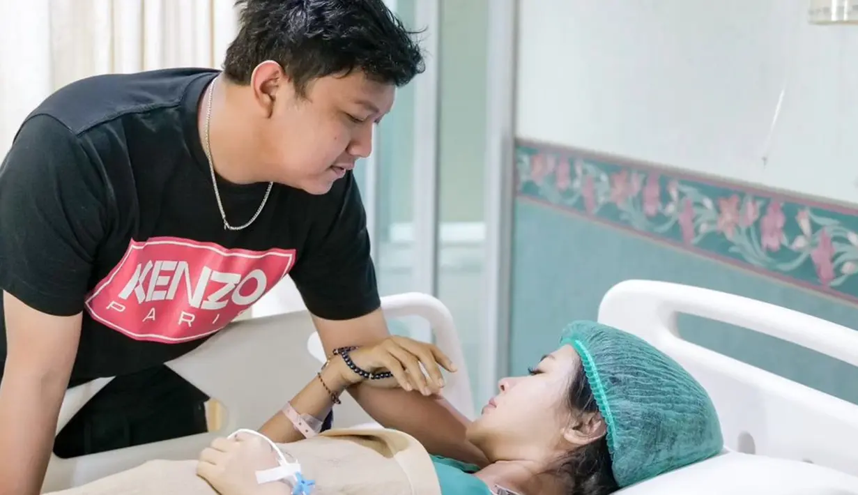 Cundamani sendiri memiliki arti 'Permata Terbaik' dan juga salah satu judul lagu dari Denny. Kelahiran anak pertama Denny Caknan dan Bella Bonita ini juga mendapat banyak doa dan ucapan selamat dari netizen serta rekan artis.(Liputan6.com/IG/@denny_caknan)