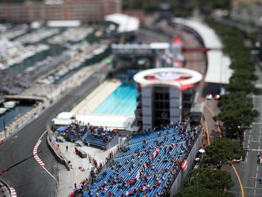 Pebalap Manor Racing asal Indonesia, Rio Haryanto, beraksi dalam latihan bebas pertama F1 GP Monako di sirkuit jalan raya Monako, (26/5/2016). (AFP/Valery Hache)