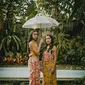 Widuri berfoto bersama ibunya, Widi Mulia mengenakan kain batik yang matching pada Rabu, 17 Maret 2024. (dok. Instagram @thephotoworks via @widimulia/https://www.instagram.com/p/C2M6uJgPoxt/?utm_source=ig_web_copy_link/Rusmia Nely)