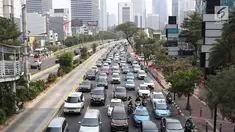 Kendaraan melintas di Jalan Jenderal Sudirman, Jakarta, Minggu (14/10). Badan Pengelola Transportasi Jabodetabek (BPTJ) menyatakan sistem ganjil genap diperpanjang hingga 31 Desember 2018. (Liputan6.com/Immanuel Antonius)