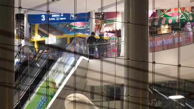 Dua tentara terlihat dalam mal Terminal 21 Korat saat terjadi penembakan di Nakhon Ratchasima, Thailand, Minggu (9/2/2020).