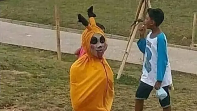 6 Potret Dandan Jadi Pocong Warna-Warni Ini Nyeleneh, Kocak