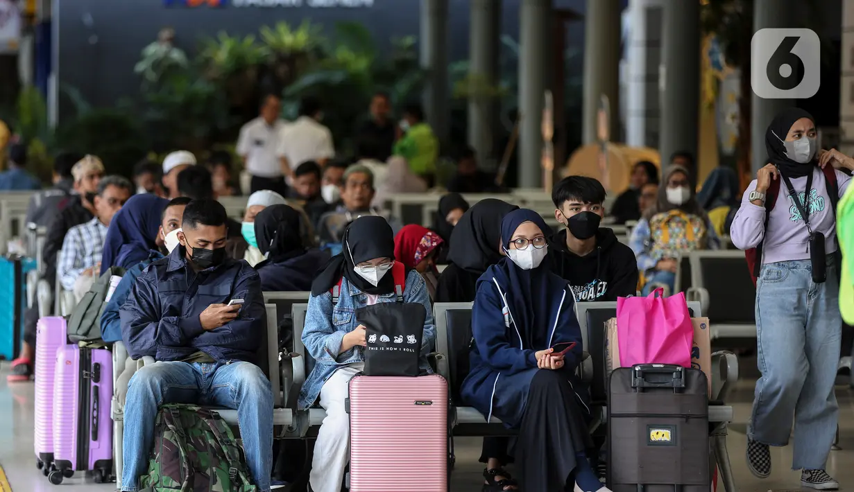 Pantauan langsung Liputa6.com di Stasiun Pasar Senen, terlihat banyak penumpang yang membawa koper maupun tas besar. (Liputan6.com/Johan Tallo)