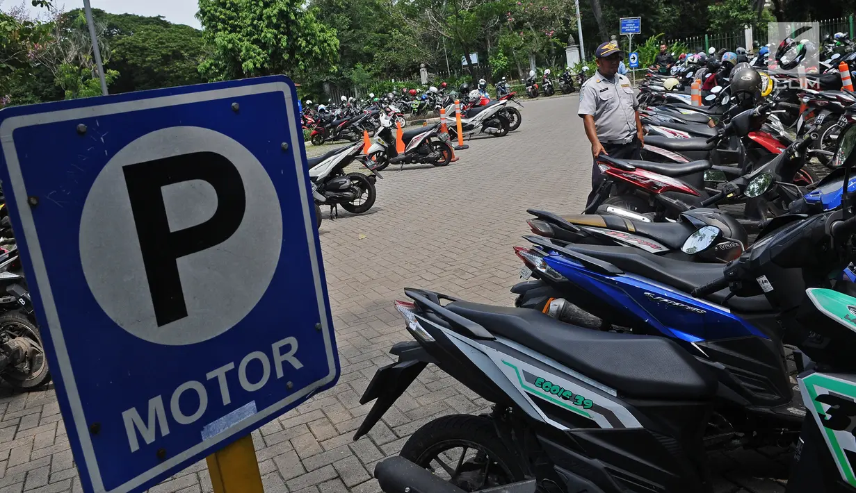 Petugas merapikan parkiran motor diparkarin IRTI kawasan Monas, Jakarta, Jumat (11/1). Tarif parkir langganan bulanan untuk PNS pun naik sekitar delapan kali lipat, tarif berlaku 15 Januari 2019.  (Liputan6.com/Herman Zakharia)