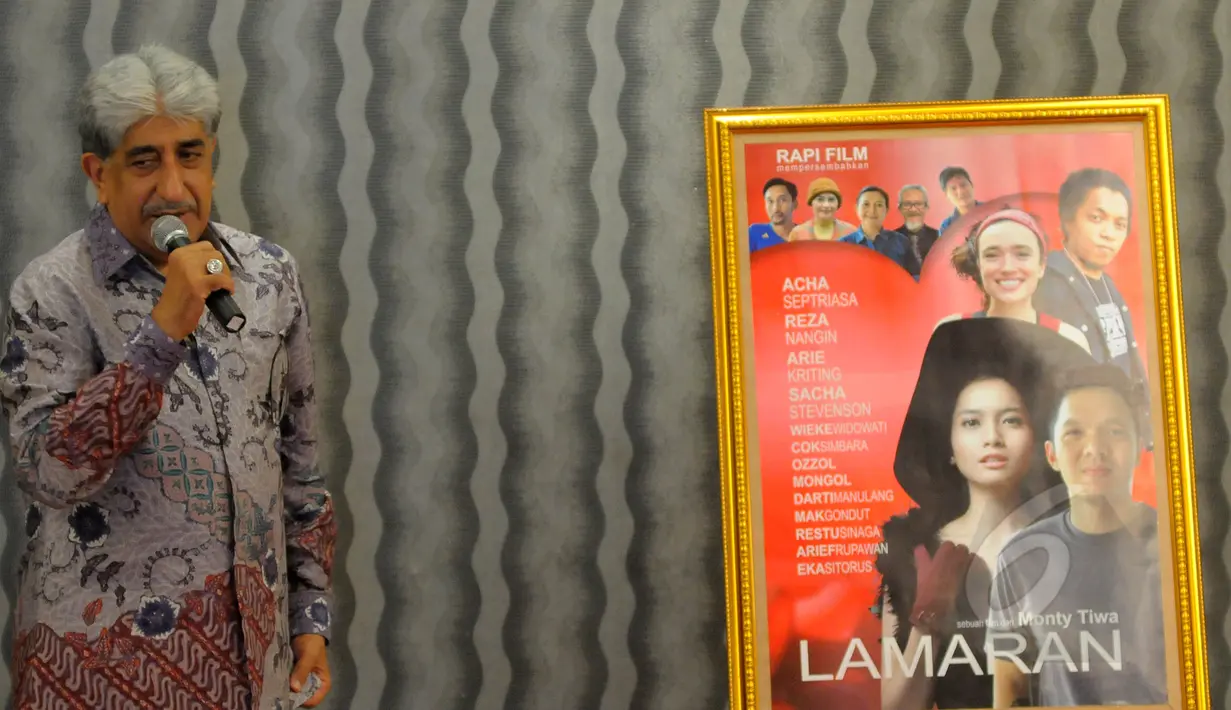 Produser Rapi Films Gope T. Samtani saat menghadiri acara syukuran dan potong tumpeng Film Lamaran di kawasan Cikini, Jakarta Pusat, Rabu (1/4/2015). "Lamaran" akan memulai proses syutingnya April mendatang.  (Liputan6.com/Faisal R Syam)