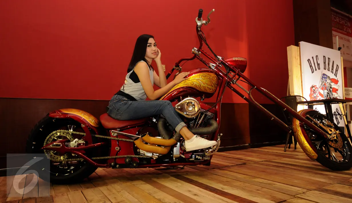 Model berpose di atas motor Big Bear Choppers yang dipamerkan di IIMS 2016 di JIEXPO Kemayoran, Jakarta, Selasa (12/4/2016). Mengusung mesin 2500cc, Big Bear Choppers tipe ini dibanderol 1 miliar rupiah. (Liputan6.com/Helmi Fithriansyah)