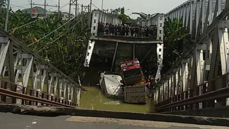 Jembatan baru Widang Tuban yang menuju arah Tuban ambrol, Selasa (17/4/2018) sekitar pukul 10.30 WIB. Foto: (Aditya Varia via e100/Suarasurabaya.net)