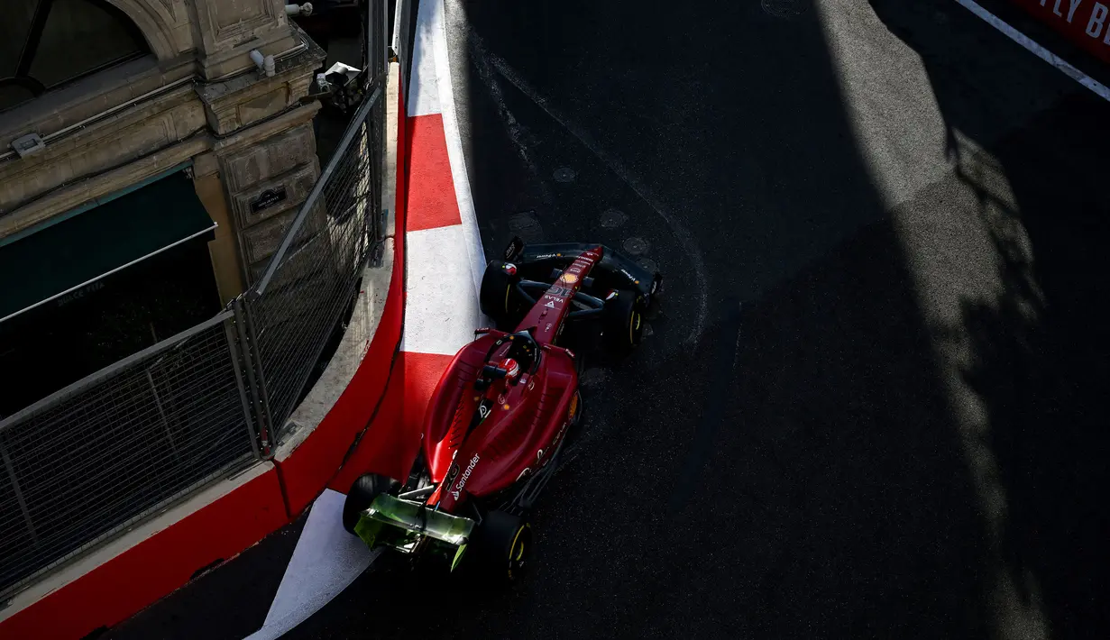 Masalah mesin kembali menjadi momok Charles Leclerc di GP Azerbaijan 2022. Ia gagal finis sekaligus harus menanggung penalti dengan start dari urutan ke-19 pada seri selanjutnya akibat melebihi batas pergantian mesin. (AFP/Ozan Kose)