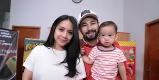 Pasangan selebriti Raffi Ahmad dan Nagita Slavina tengah sibuk mempromosikan film Rafathar. Film yang menganbil judul nama anaknya yang memiliki kekuatan super. (Adrian Putra/Bintang.com)