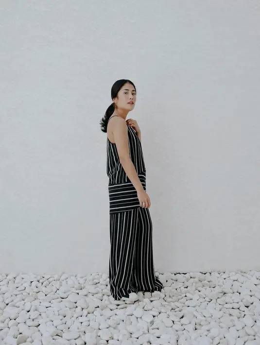 <p>One set dengan motif striped berwarna hitam akan membuatmu tampil elegan.&nbsp;(instagram/gyaps)</p>