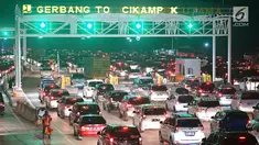 Kendaraan pemudik memadati sekitar Gerbang Tol Cikampek Utama, Jawa Barat, Jumat (7/6/2019). Banyaknya pemudik yang mulai kembali ke Ibu kota menyebabkan peningkatan volume kendaraan sehingga menyebabkan arus lalu lintas kian padat. (Liputan6.com/Immanuel Antonius)