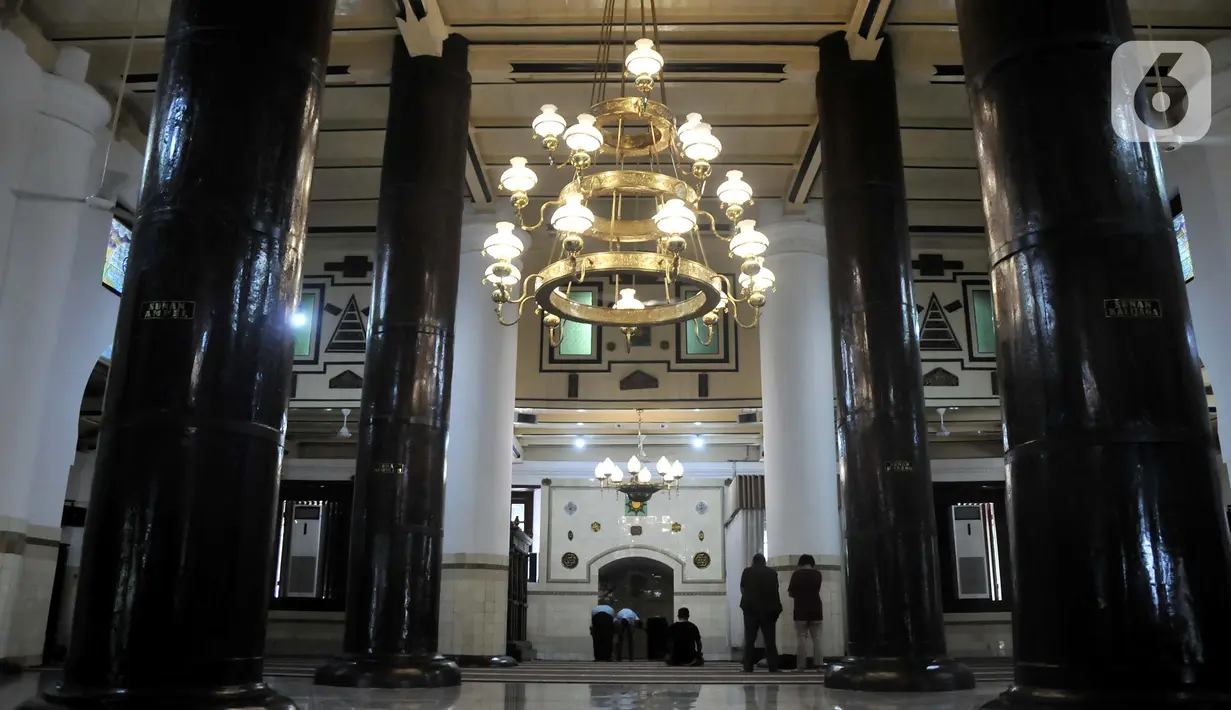 Umat muslim melaksanakan ibadah di Masjid Agung Demak, Bintoro, Demak, Jawa Tengah, pada akhir Maret 2022. Masjid Agung Demak yang menjadi tempat berkumpulnya Walisongo menyebarkan agama Islam di tanah Jawa mendasari Demak mendapat sebutan Kota Wali. (merdeka.com/Iqbal S. Nugroho)