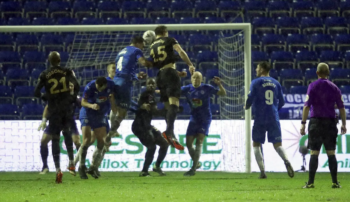 Pemain West Ham United, Craig Dawson, mencetak gol ke gawang Stockport County pada laga Piala FA di Stadion Edgeley Park, Senin (11/1/2021). West Ham United menang dengan skor tipis 1-0. (Martin Rickett/Pool via AP)