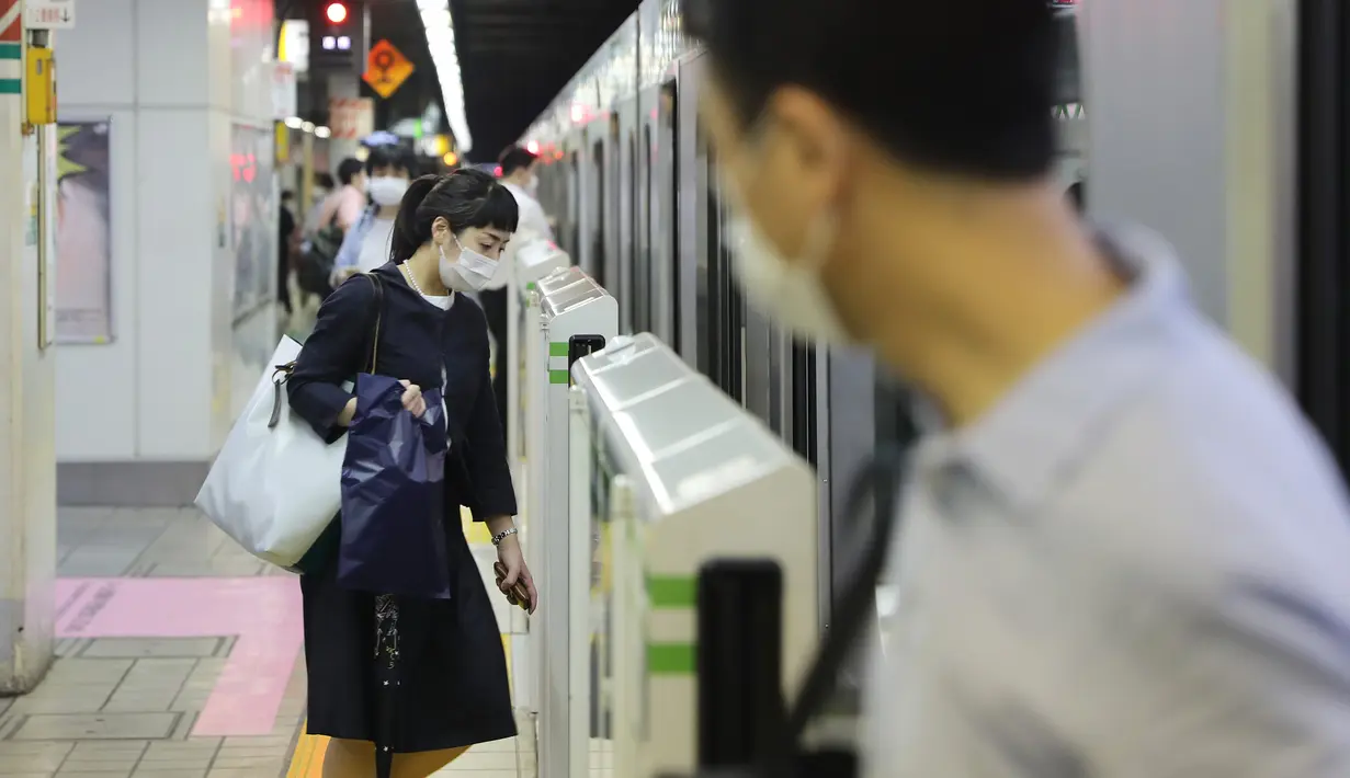 Orang-orang menaiki kereta di Tokyo, 14 Juni 2020. Pemerintah kota metropolitan Tokyo pada Minggu (14/6) mengonfirmasi 47 kasus infeksi baru corona, hanya beberapa hari setelah Gubernur Tokyo Yuriko Koike mencabut status waspada COVID-19 agar semua bisnis dapat dibuka kembali. (Xinhua/Du Xiaoyi)