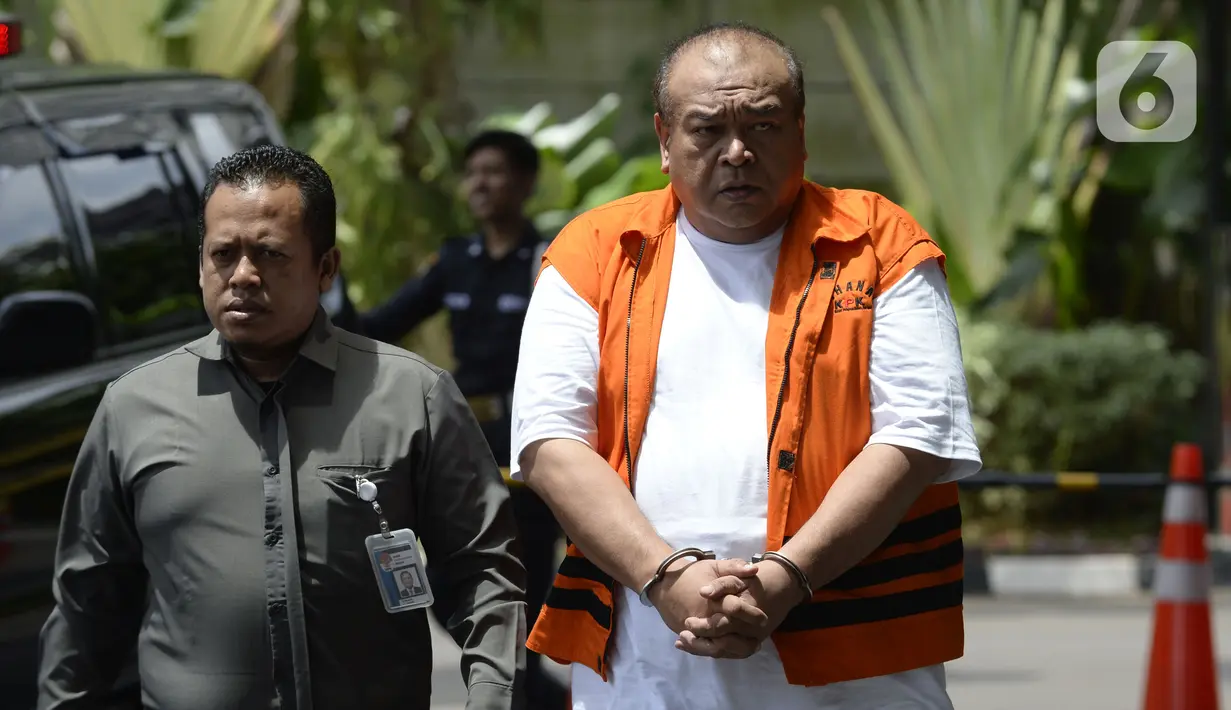 Kontraktor, Muhammad Yamin Kahar dikawal petugas akan menjalani pemeriksaan perdana pasca penahanan di Gedung KPK, Jakarta, Senin (10/2/2020). Yamin  Kahar diperiksa sebagai tersangka terkait suap proyek Jembatan dan pembangunan Masjid Solok senilai Rp 69,8 miliar. (merdeka.com/Dwi Narwoko)