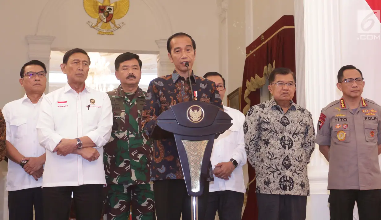 Presiden Joko Widodo (tengah) menyampaikan keterangan terkait kerusuhan pascapengumuman hasil Pemilu 2019 di Istana Merdeka, Jakarta, Rabu (22/5/2019). Jokowi mengatakan tidak akan menoleransi pihak-pihak yang akan mengganggu keamanan, proses demokrasi, dan persatuan negara. (Liputan6.com/HO/Ran)