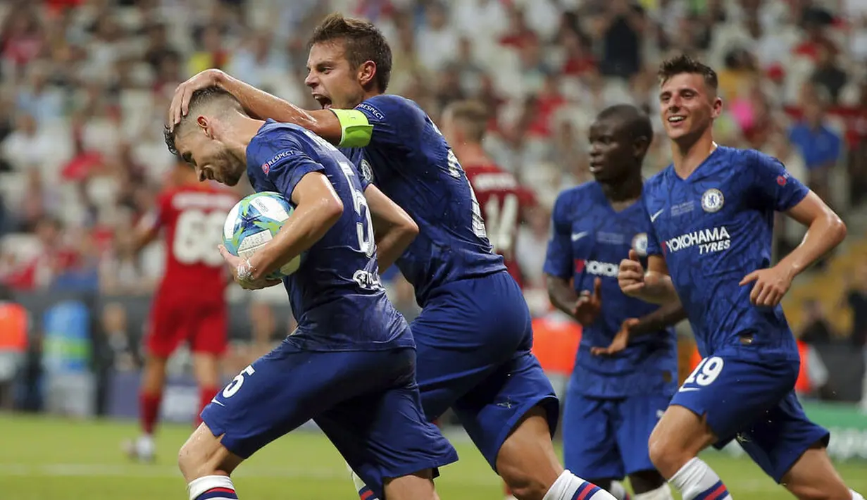 Para pemain Chelsea merayakan gol yang dicetak oleh Jorginho ke gawang Liverpool pada laga Piala Super Eropa 2019 di Stadion Vodafone Park, Istanbul, Rabu (4/8). Liverpool mengalahkan Chelsea lewat adu penalti dengan skor 5-4. (AP/STR)