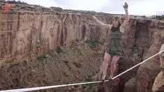 Seorang Slackliner profesional uji nyali melintasi puncak grand canyon dengan menggunakan sepatu hak tinggi.