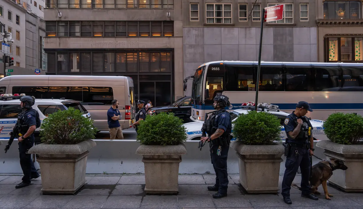 <p>Tim kampanye Donald Trump mengonfirmasi bahwa presiden ke-45 Amerika Serikat tersebut dalam kondisi baik-baik saja usai insiden penembakan. (Adam GRAY / AFP)</p>