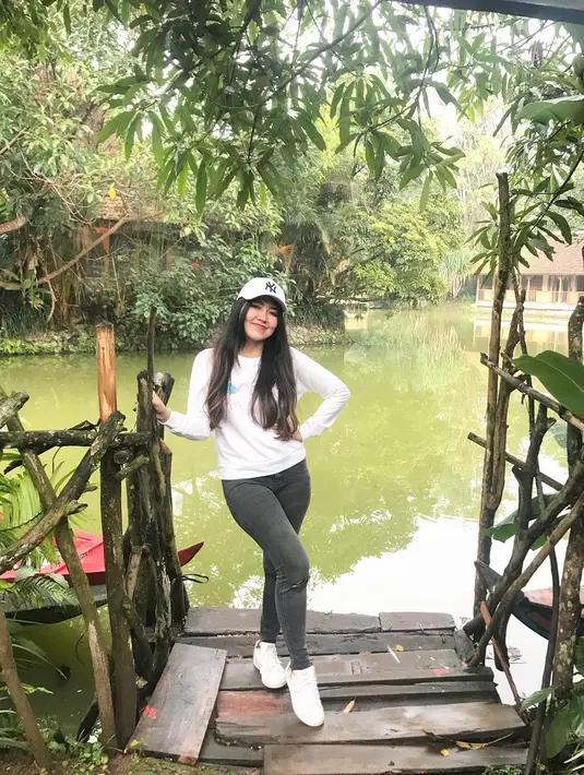 Biasanya, setiap tampil di panggung, Via kerap mengenakan gaun megah nan glamor. Namun dalam kesehariannya, justru Via lebih sering bergaya kasual seperti ini. Gayanya yang santai tetapi selalu memesona. (Instagram/viavallen)