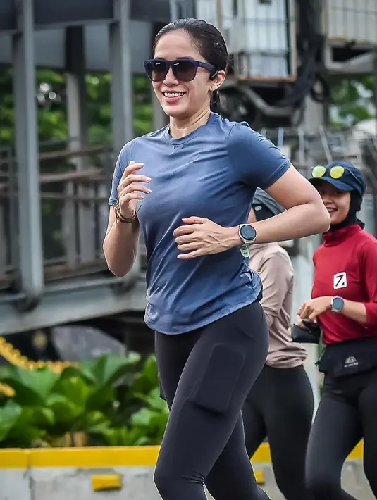 Terlihat dari beberapa foto, Ussy tunjukkan tangan berurat yang bikin kesan maskulin selama long run [@ussypratama]